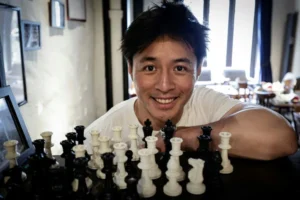 Image de Julien Song, Maître international devant un échiquier.