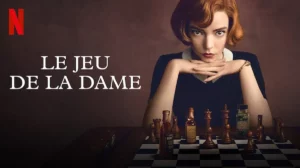 Affiche de la série Le Jeu de la Dame avec l'actrice devant un échiquier