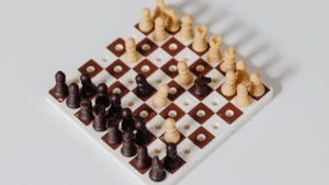 Échiquiers et ces pièces d'un mini jeu d'échecs ayant des trous pour fixer les pièces.