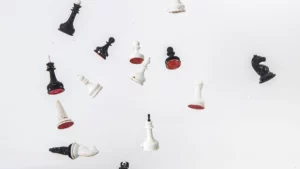 Pièces d'échecs noires et blanches à la feutrine rouge en lévitation