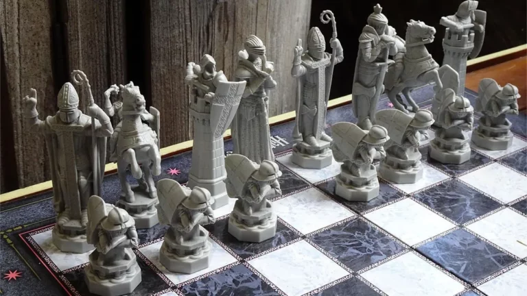 L'échiquier et les pièces au style gothique, médiéval issus du film Harry Potter à l'école des sorciers